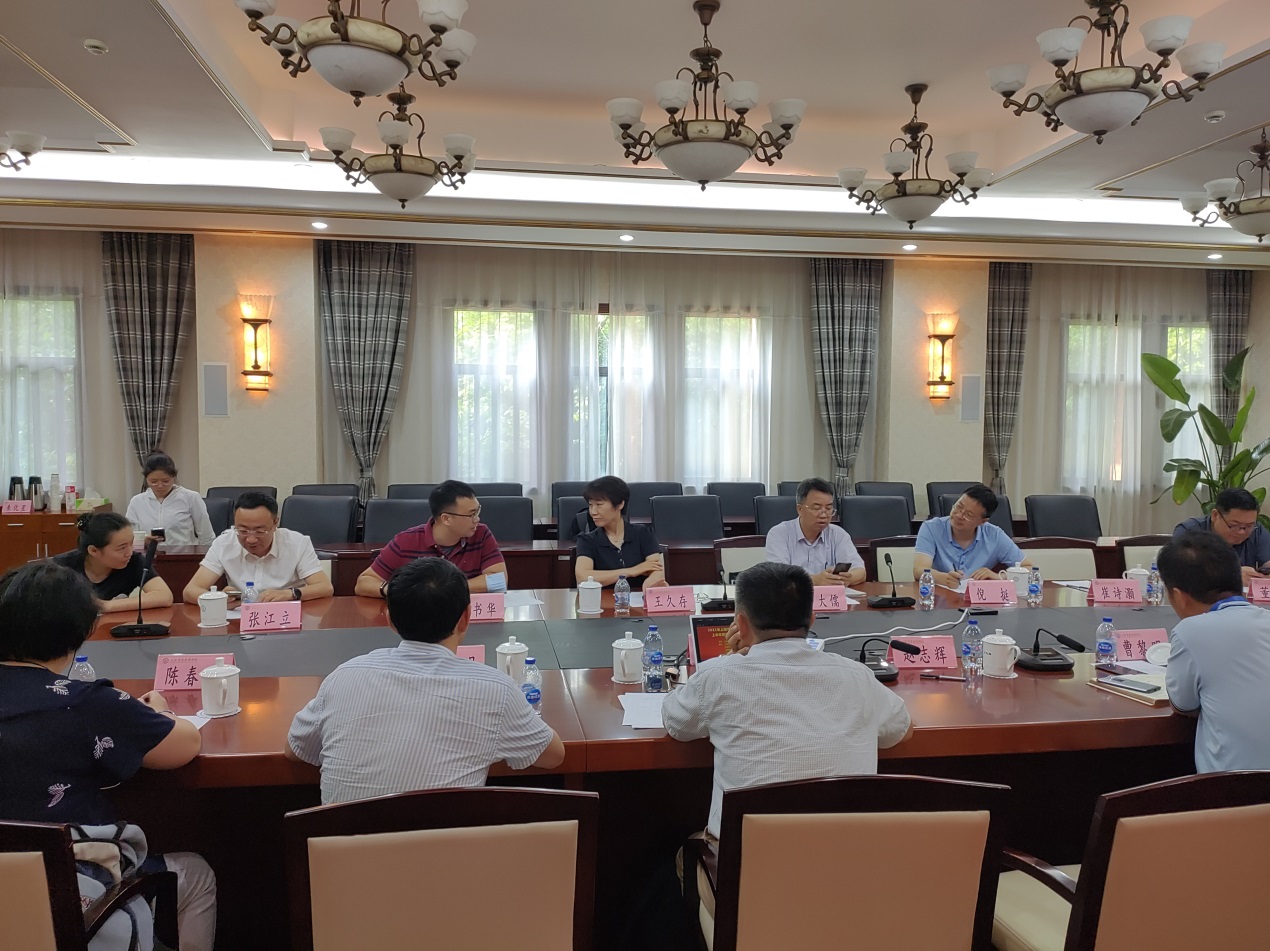 会后,郑洪建研究员带领各位理事参观了我院庄行综合试验基地的特用