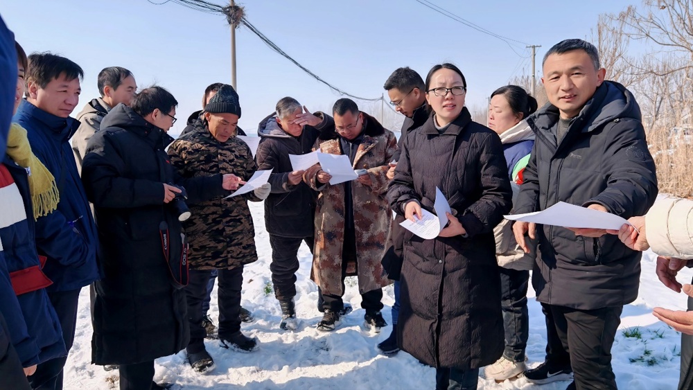 一群人站在雪地上

描述已自动生成