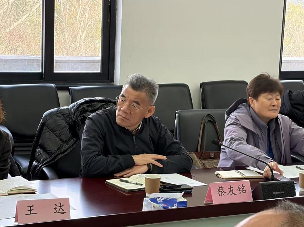 一群人坐在桌子前

AI 生成的内容可能不正确。