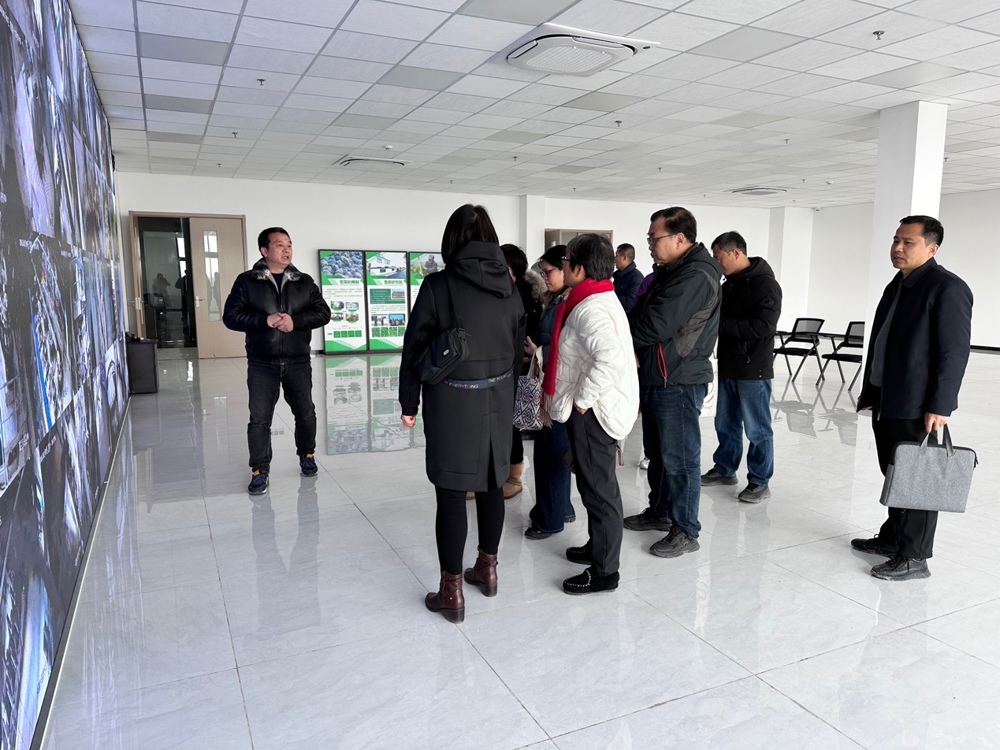 一群人站在室内

AI 生成的内容可能不正确。