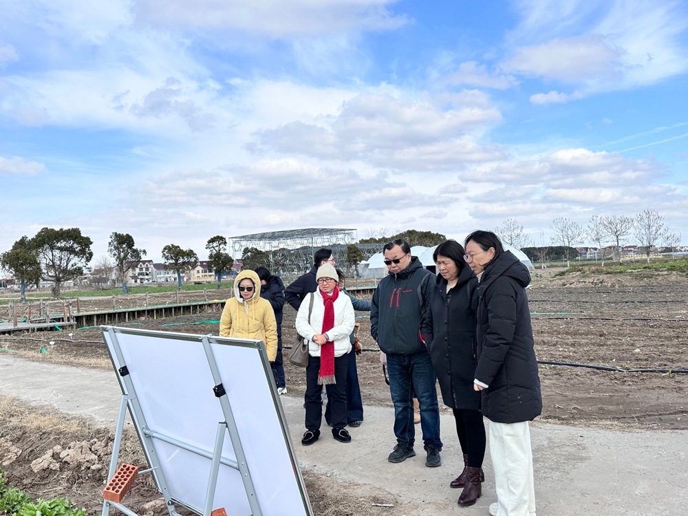 男人站在船上的一群人

AI 生成的内容可能不正确。