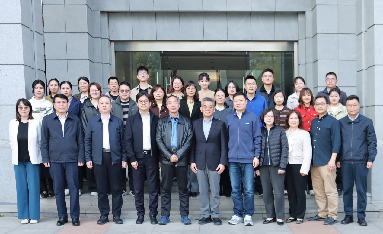 一群人站在一起合影

AI 生成的内容可能不正确。