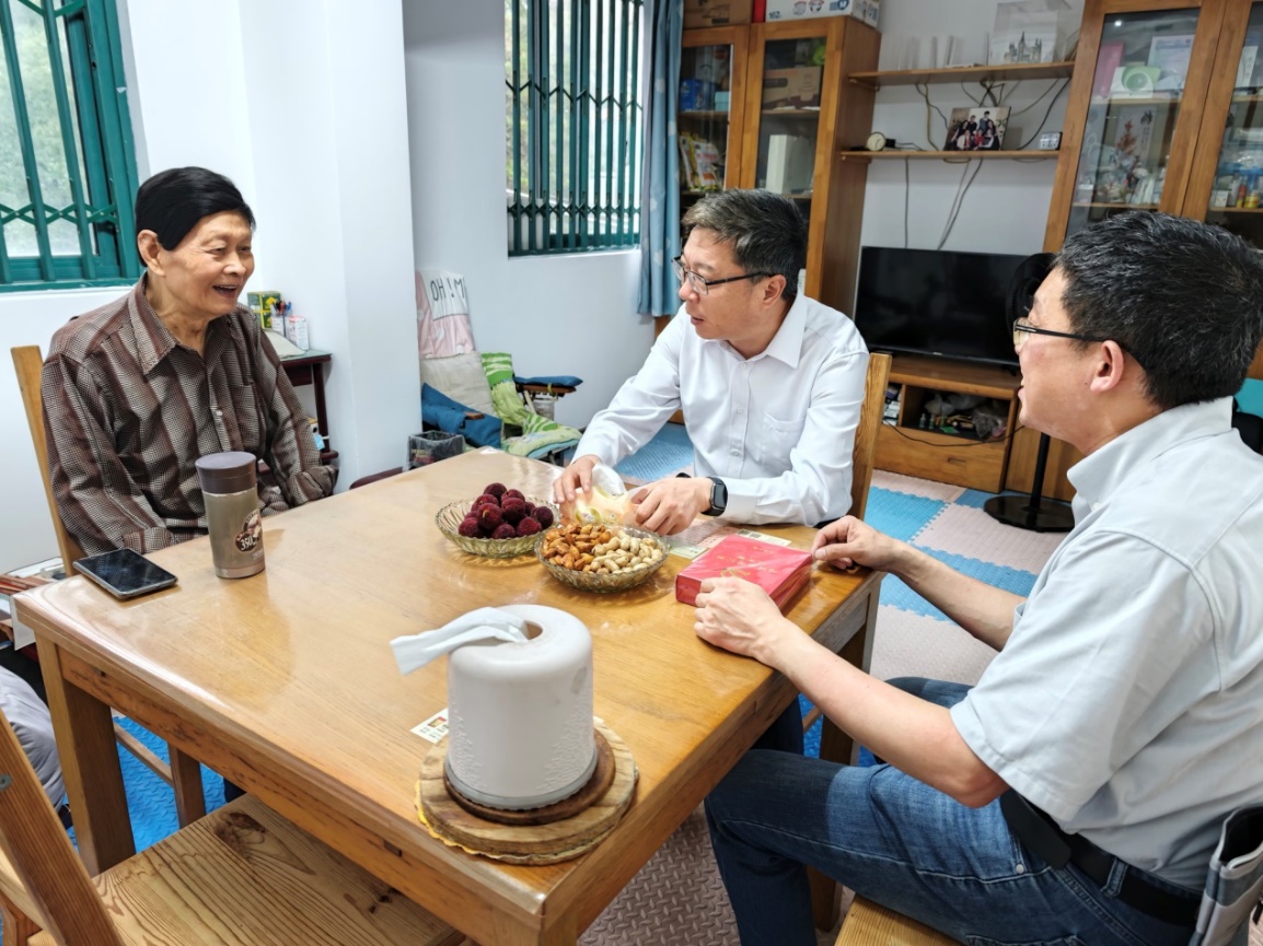 20260701-金俊峰书记慰问朱祖明.jpg
