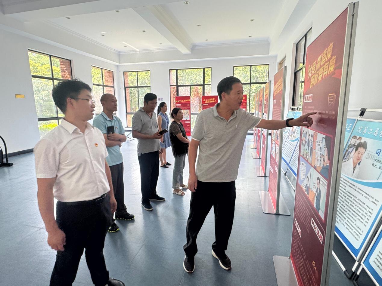 “以案释纪”专题巡展1