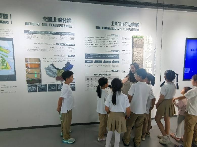 一群人站在台上演讲
中度可信度描述已自动生成