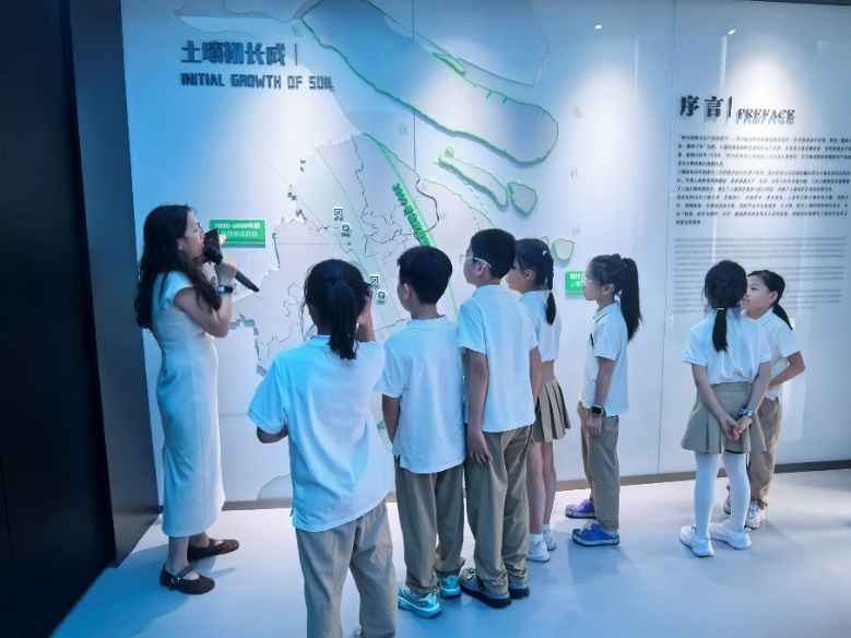 图片包含 人, 一群, 站, 小孩
描述已自动生成