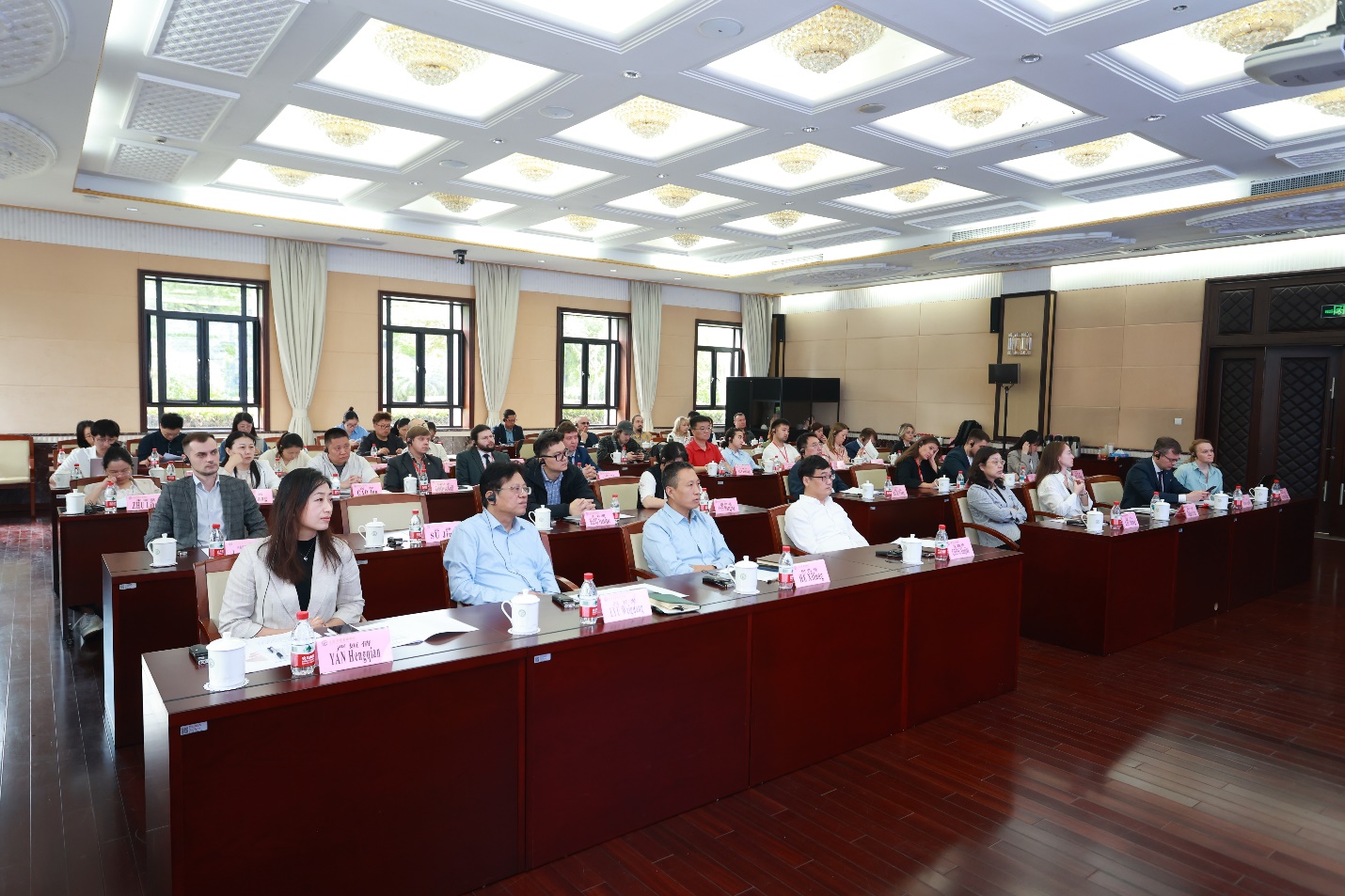 许多人在餐厅里

中度可信度描述已自动生成