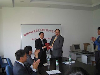 吴爱忠院长为客座研究员颁发证书