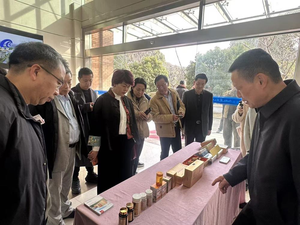 一群人站在桌子前切蛋糕

AI 生成的内容可能不正确。