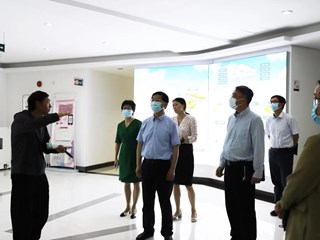 民盟中央副主席、自然资源部原副部长、南京农业大学智慧农业研究院院长曹卫星教授一行来我院调研